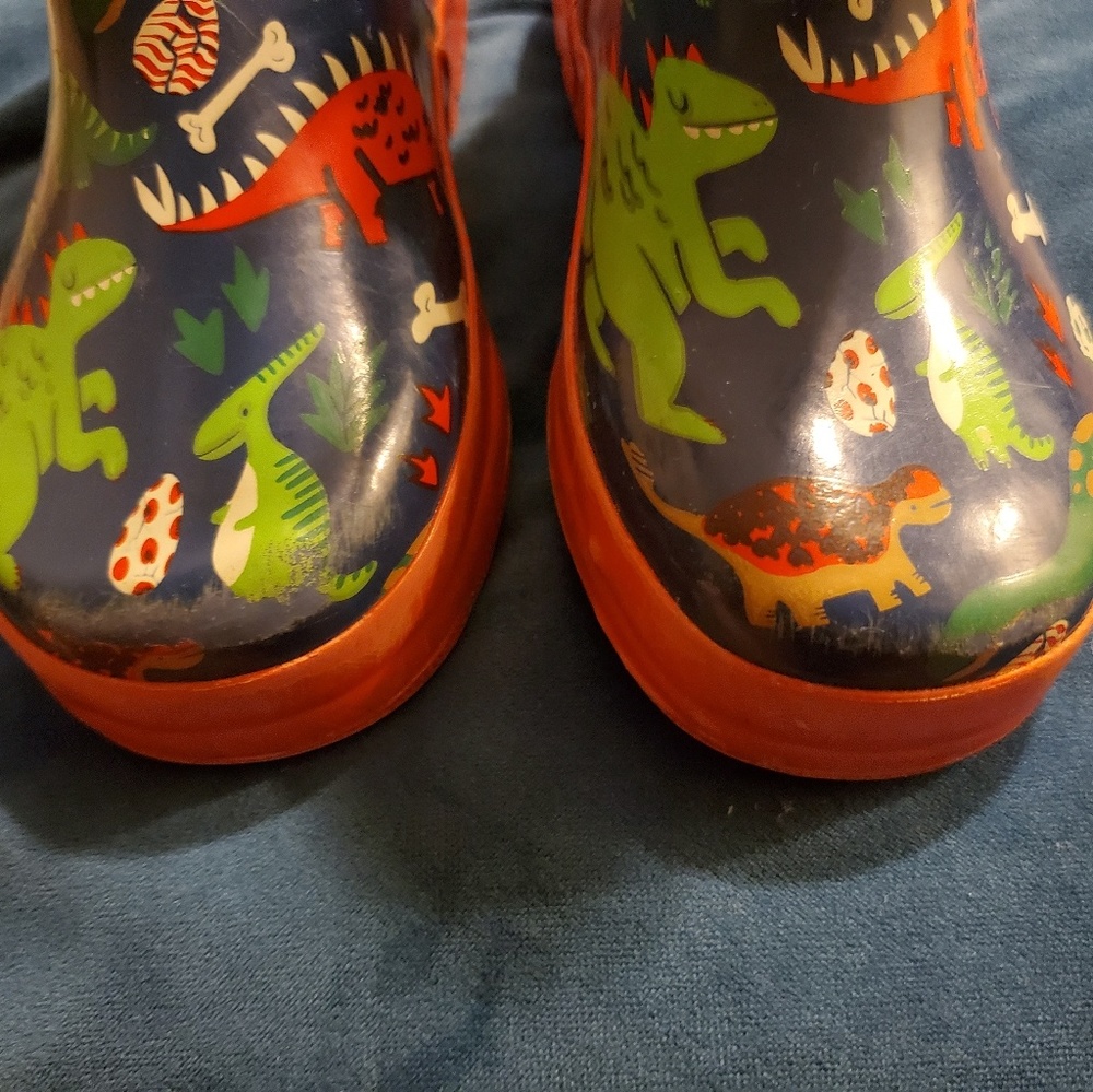 Boys dinosaur rainbows size 12